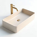 Lavabo rectangulaire en céramique beige avec robinet doré dimensions 50 x 30 x 15cm