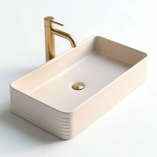 Lavabo rectangulaire en céramique beige avec robinet doré dimensions 50 x 30 x 15cm